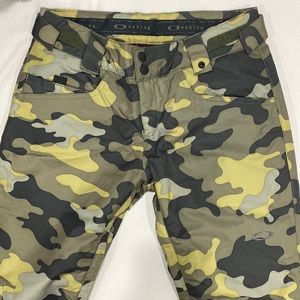 *NWOT* Oakley Green Camouflage Women’s Snow Snowboard Ski Pants SIZE XS